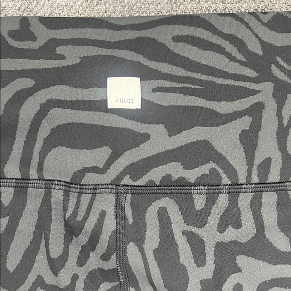Vuori Black and Gray Patterned Leggings - Picture 4 of 6